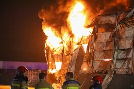 Grote brand verwoest bedrijf in Zeewolde