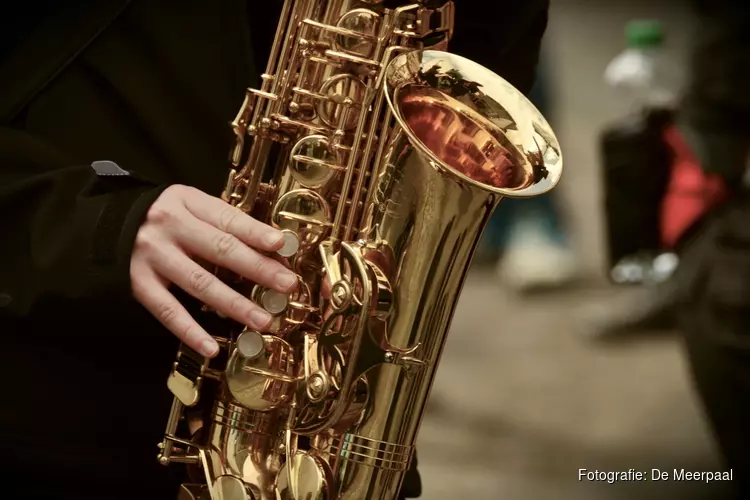 Jongeren maken samen muziek tijdens nieuw muziekevenement