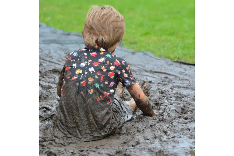 Jonge kinderen bezorgen ouders extra wasdag tijdens ModderDag