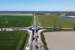 Aanbrengen betonstroken Rotonde Kamperhoekweg N711