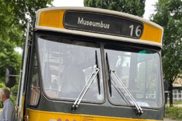 Rit met een oldtimerbus door Z.O.-Friesland