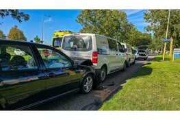 Schade na botsing tussen drie voertuigen in Dronten