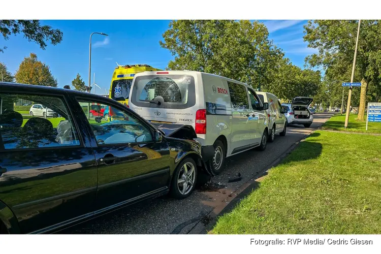 Schade na botsing tussen drie voertuigen in Dronten