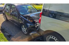 Schade na botsing tussen drie voertuigen in Dronten