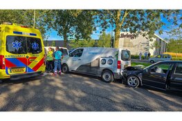 Schade na botsing tussen drie voertuigen in Dronten