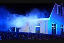 Fikse brand in spouwmuur van woning. Brandweer slaat stenen uit muur om te blussen