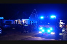 Fikse brand in spouwmuur van woning. Brandweer slaat stenen uit muur om te blussen