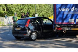Auto belandt deels onder vrachtwagen bij Walibi: twee lichtgewonden