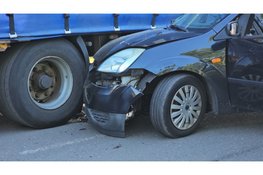 Auto belandt deels onder vrachtwagen bij Walibi: twee lichtgewonden