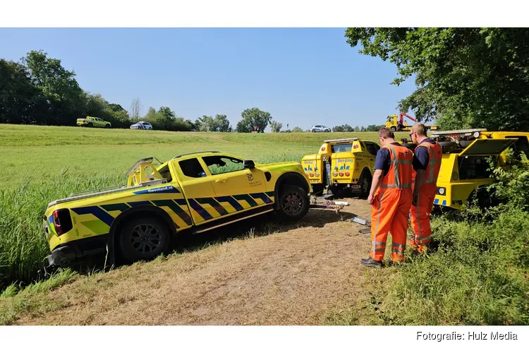 Wilde rit met gestolen provincieauto eindigt diep in sloot: bestuurder onder invloed aangehouden