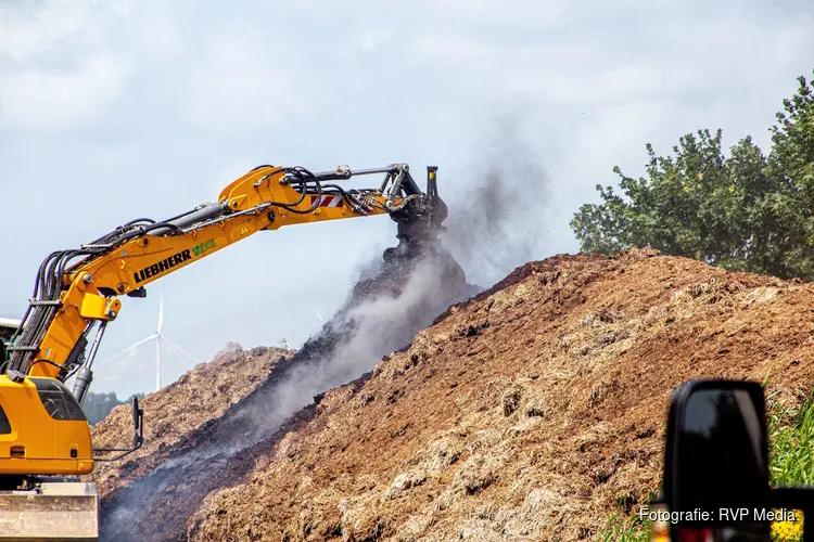Broeibrand in landbouwafval bij Dronten, brandweer nog geruime tijd bezig