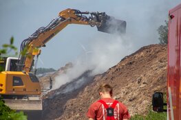 Broeibrand in landbouwafval bij Dronten, brandweer nog geruime tijd bezig