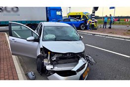 Twee auto's zwaar beschadigd na flinke botsing op kruising bij Zeewolde