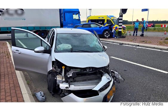 Twee auto's zwaar beschadigd na flinke botsing op kruising bij Zeewolde