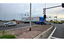 Twee auto's zwaar beschadigd na flinke botsing op kruising bij Zeewolde