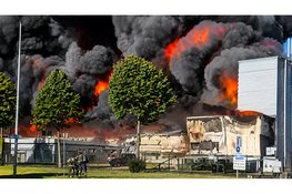 Zeer grote brand bij palletfabriek in Lelystad