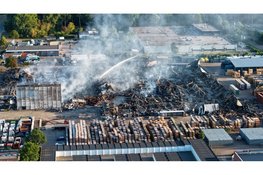 Ravage na verwoestende brand in Lelystad vanuit de lucht goed zichtbaar