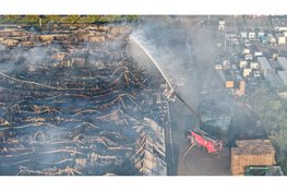 Ravage na verwoestende brand in Lelystad vanuit de lucht goed zichtbaar